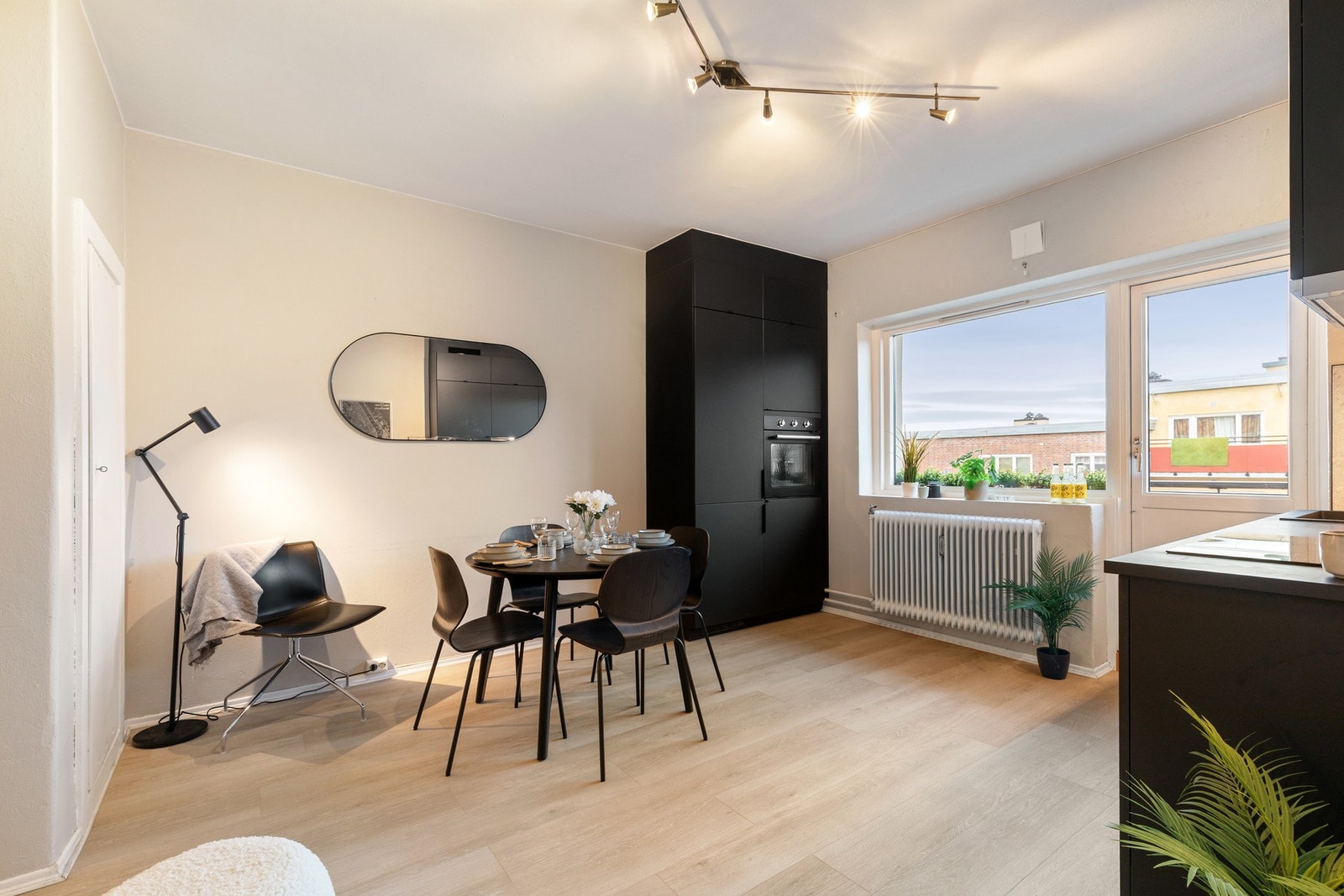 Sømløs innredning med integrert komfyr, oppvaskmaskin og kjøl/fryseskap. Galleribilde