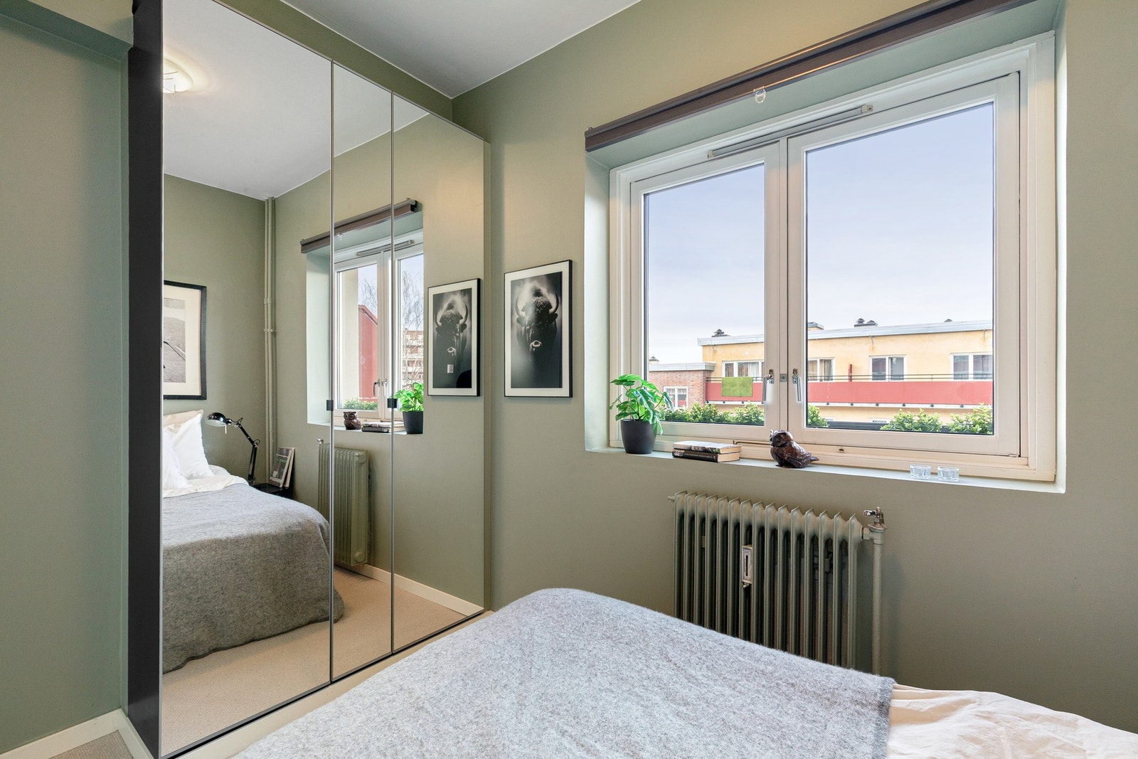 Det er plass til dobbeltseng og medfølgende garderobeskap. Galleribilde