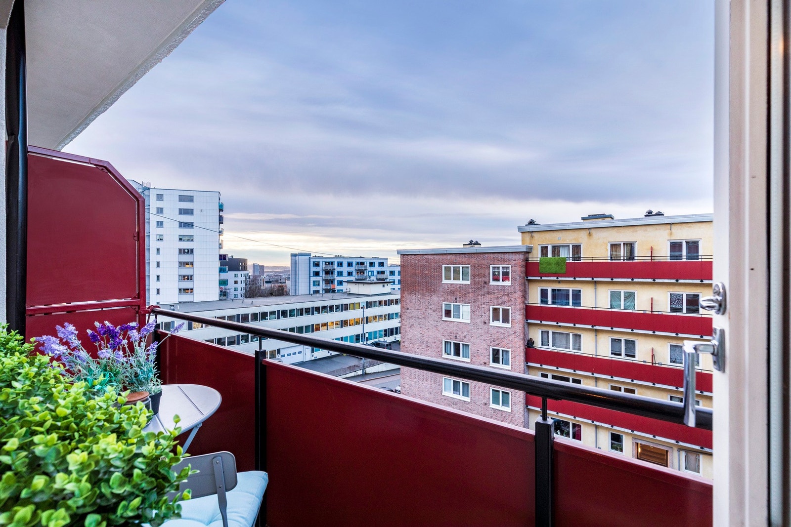 Her kan du nyte solen store deler av dagen, et sted som gir boligen et ekstra løft. Galleribilde