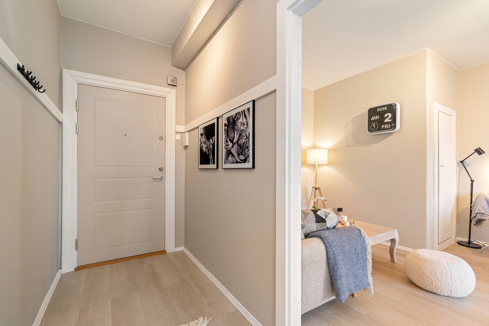 Entréen er tiltalende, med plass til oppbevaring av sko og yttertøy. Galleribilde