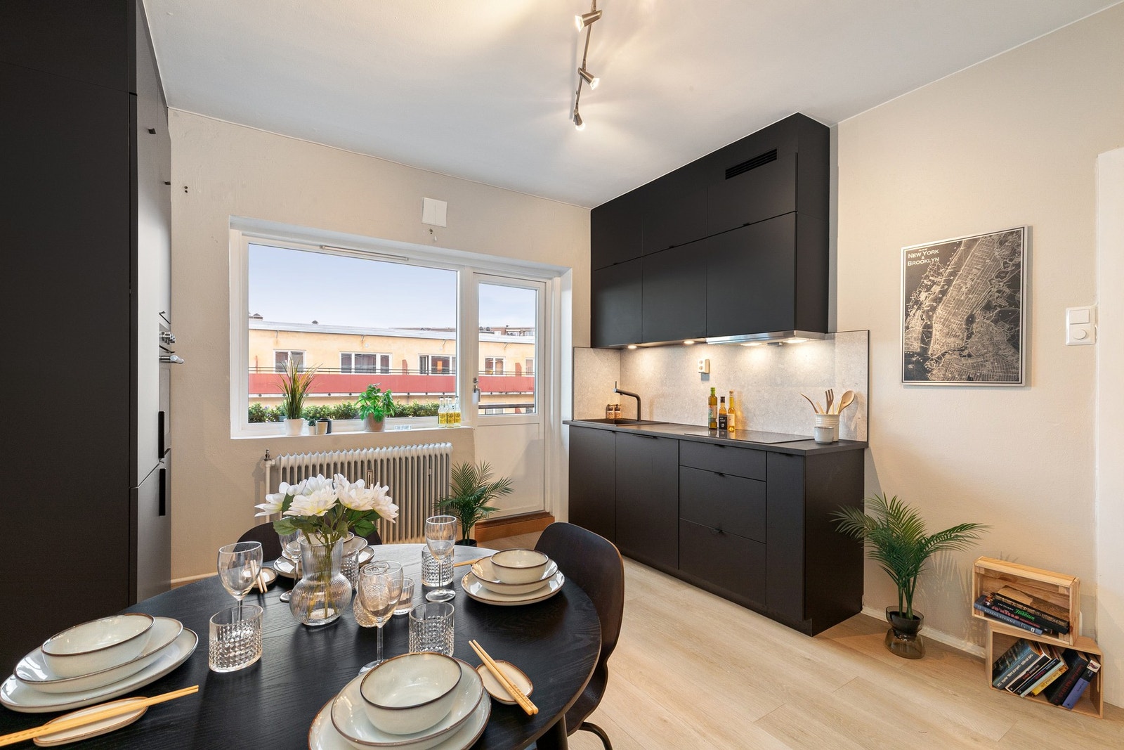 Moderne (2018) KVIK kjøkkeninnredning med god benk- og lagringsplass.s. Galleribilde