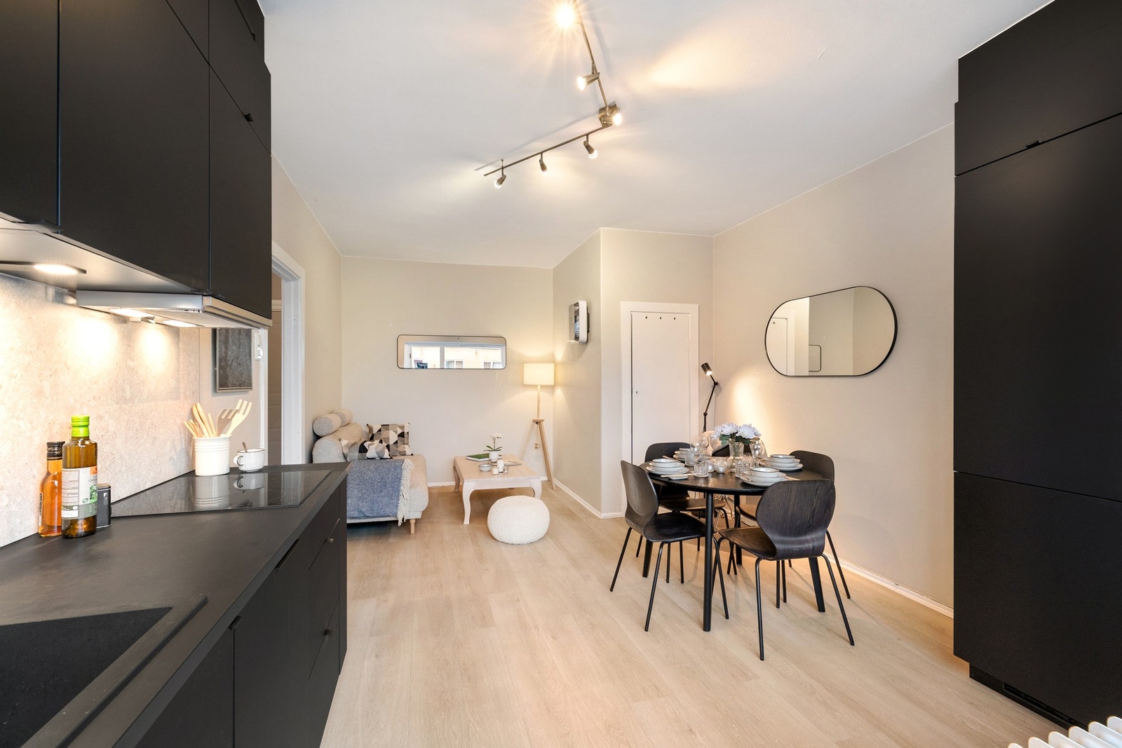 Den åpne løsningen mellom stue og kjøkken gjør rommet til et naturlig samlingssted for venner og familie. Galleribilde