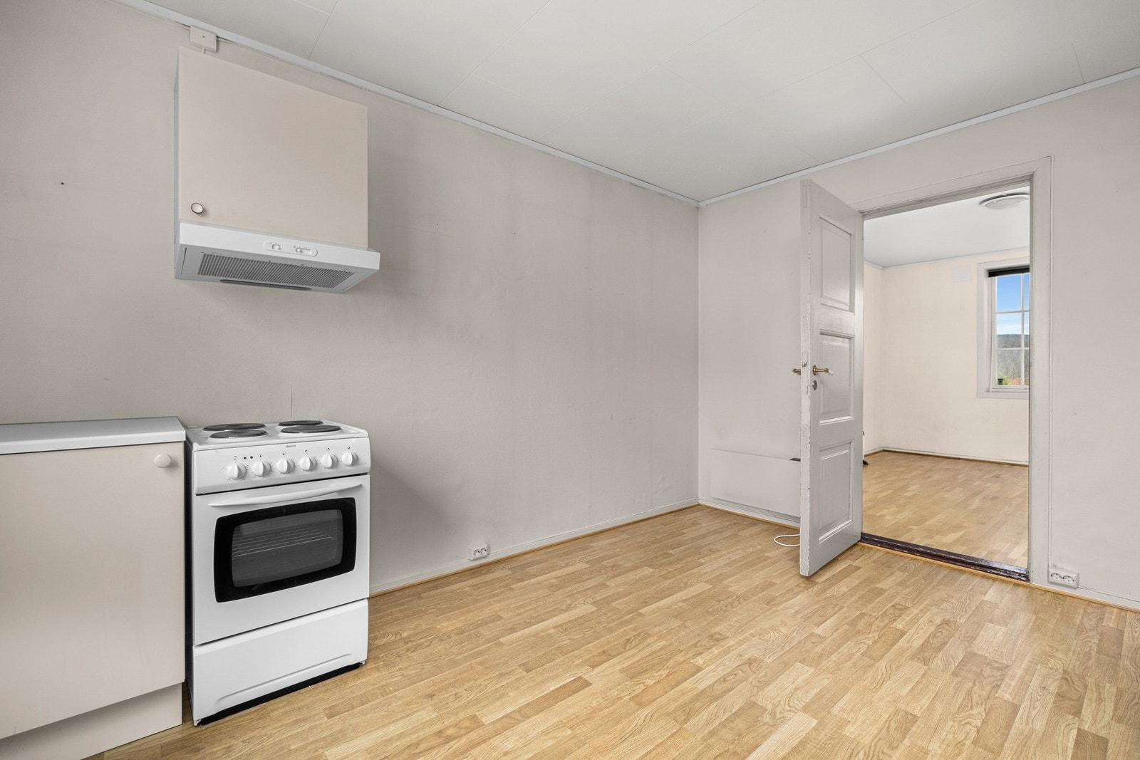 Romslig kjøkken på 12,5 kvm i 1. etasje. Galleribilde