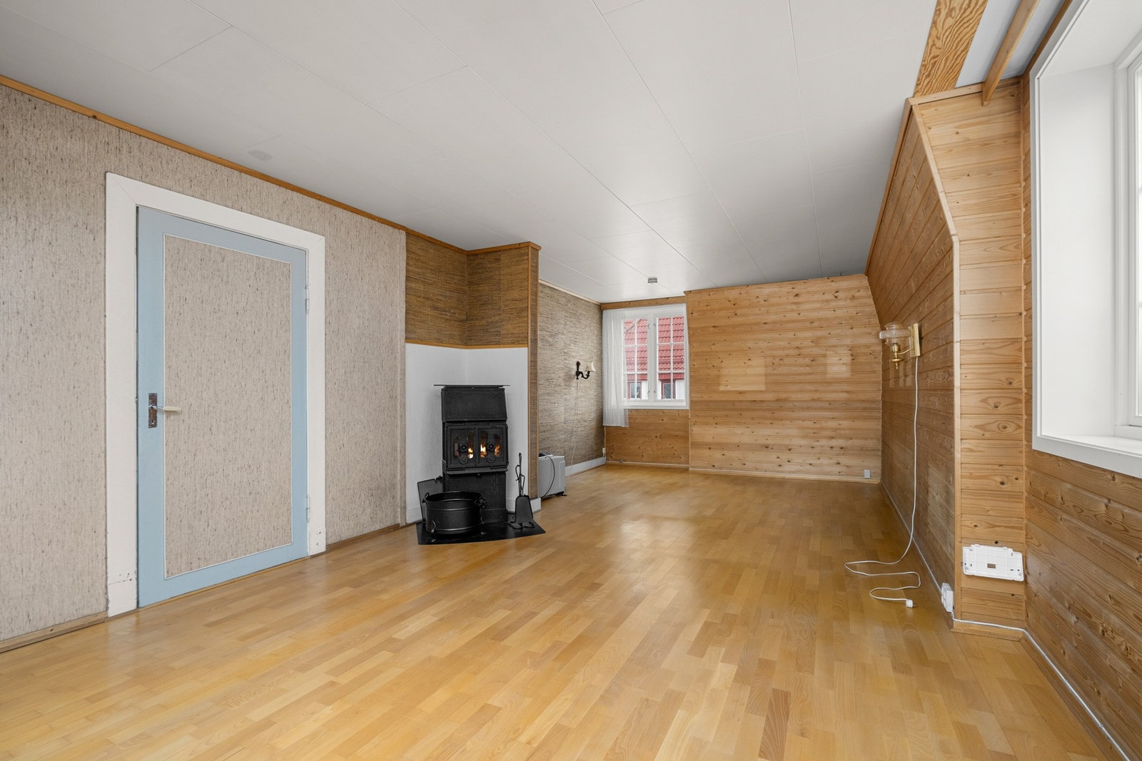 Stuen har en gunstig planløsning som gjør den enkel å innrede. Installert vedovn. Galleribilde