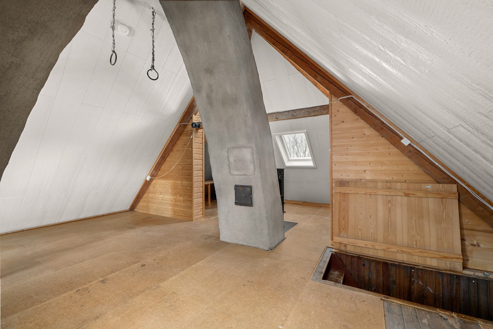 Rikelig med oppbevarings muligheter på loft. Loftet er på 35 kvm. og har ståhøyde på midten. Galleribilde