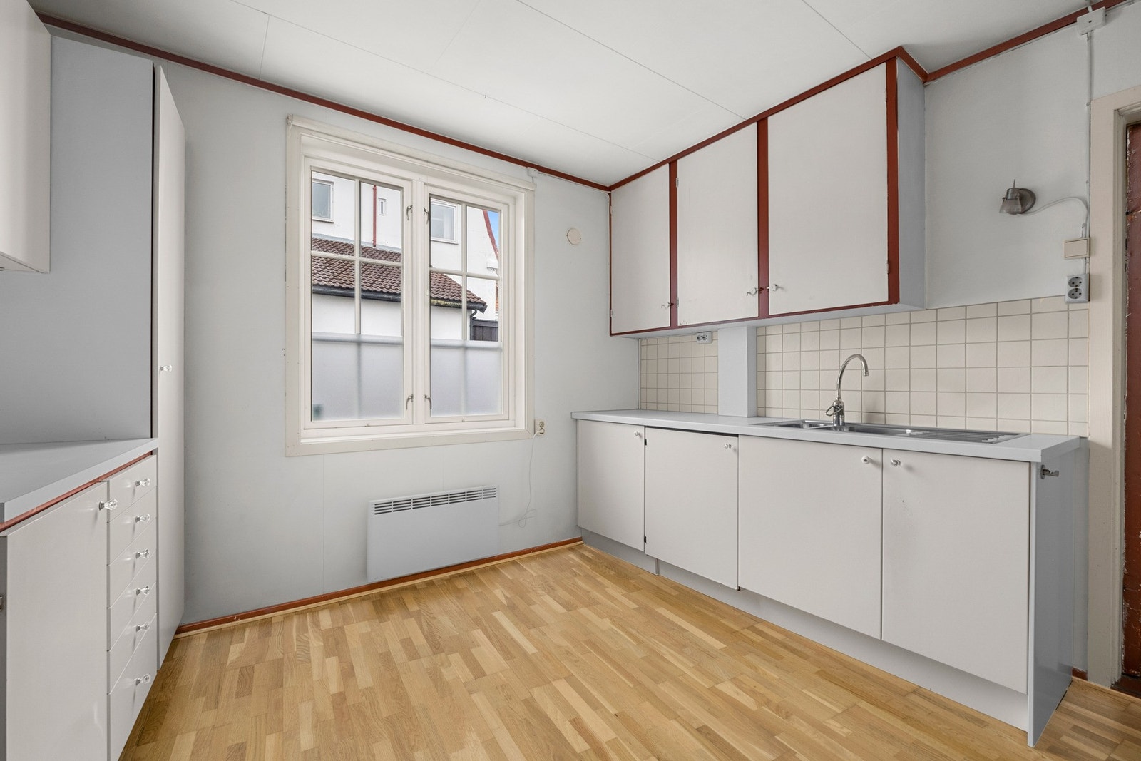 Kjøkkenet har rikelig med skap og benkeplass. Galleribilde