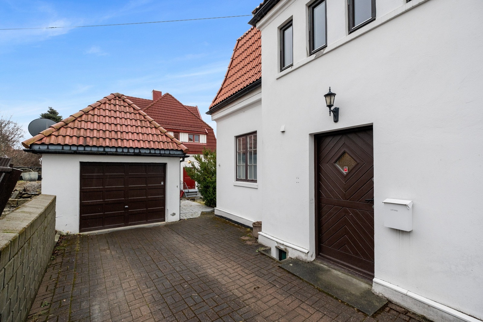 Boligen har garasje rett ved inngangspartiet og oppstillingsplass for bil rett foran og på siden av huset. Galleribilde