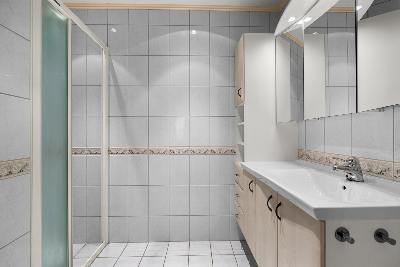 Bad 1.etasje.Det er totalt 2 bad i boligen, hvor begge er på 3 kvm. Galleribilde