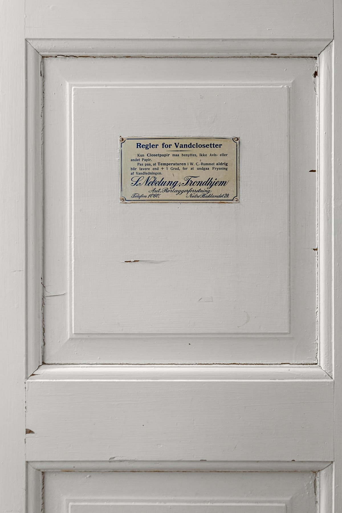 Nostalgisk dør i kjeller.
, Galleribilde