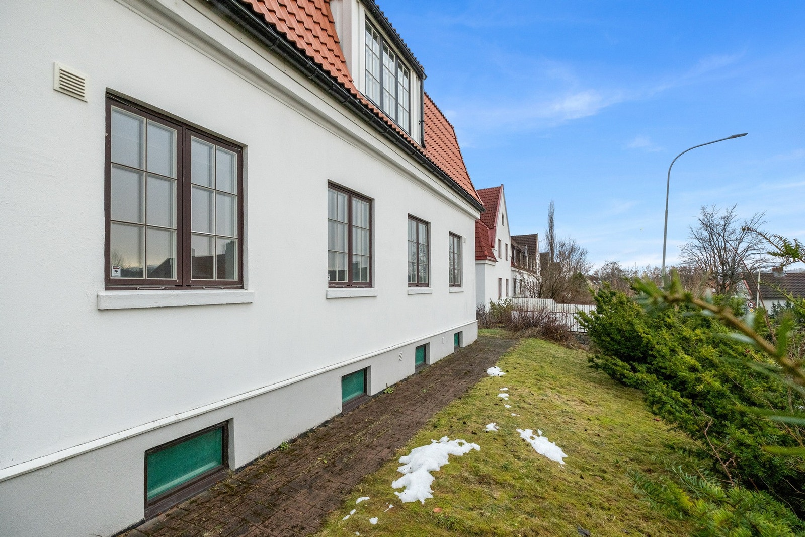 Boligens hageflekk har meget gode solforhold. Lettstelt tomt. Opparbeidet en terrasse på siden av garasjen. Galleribilde