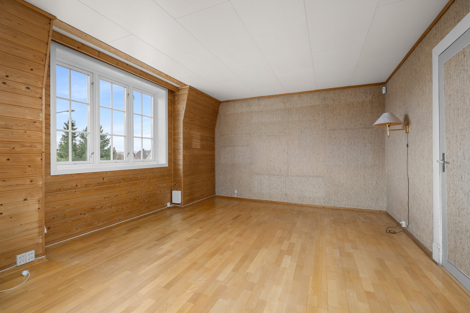 2.etasje. Stuen har store vindusflater som gir rikelig med naturlig lys inn i rommet. Galleribilde