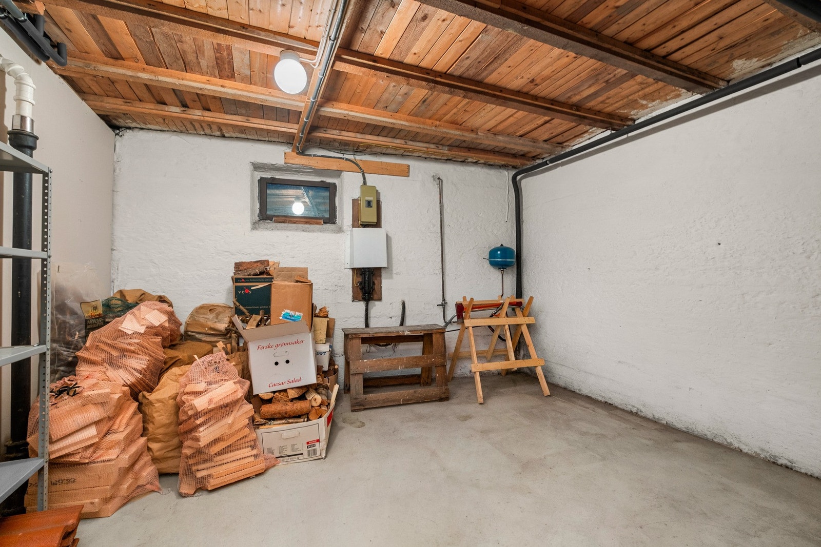 Stor kjeller med gode oppbevarings muligheter og potensial.I kjelleren er det per i dag 6 boder. Galleribilde