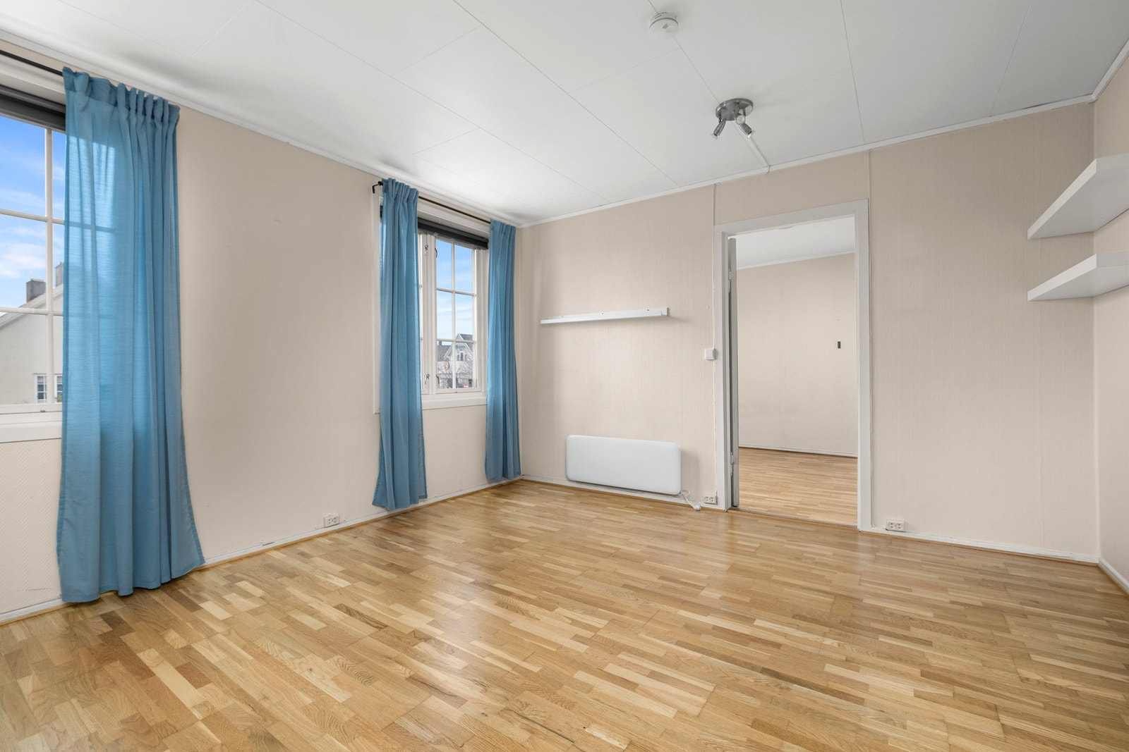 Leilighet 1.etasje. Boligen har generelt behov for oppussing innvendig. Galleribilde