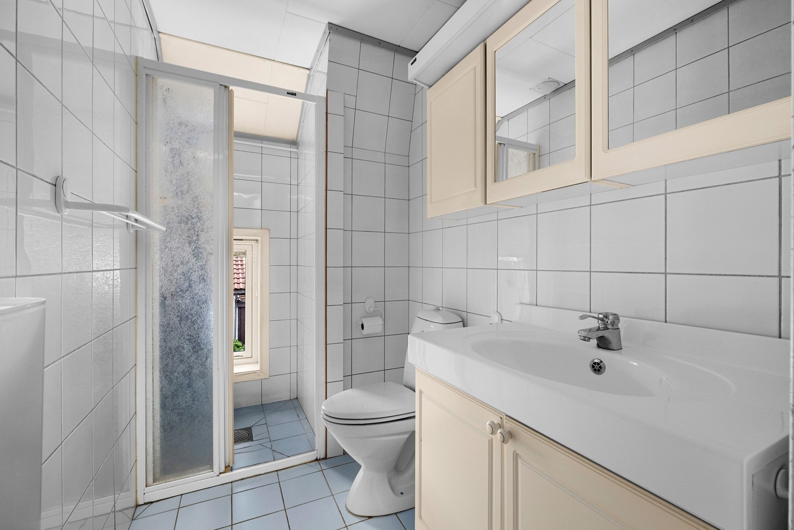 Flislagt bad i 2.etasje med varme i gulv. Galleribilde