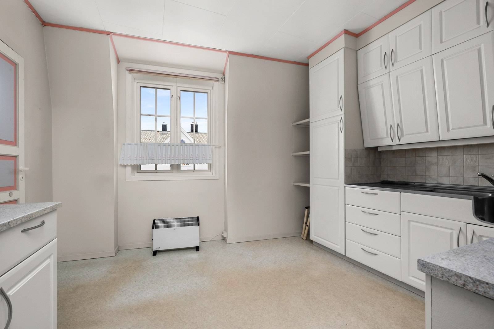 Romslig kjøkken i 2. etasje på 13 kvm. Galleribilde