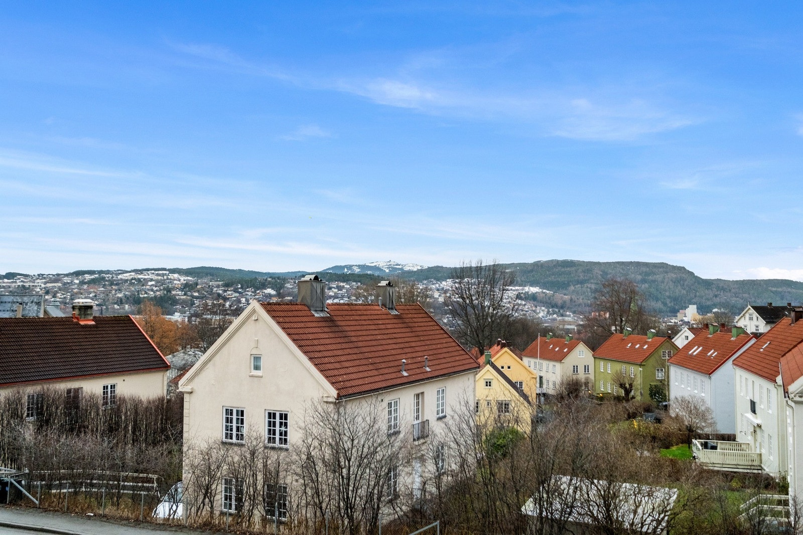 Boligen ligger i et rolig og idyllisk villastrøk på Singsaker. Utsikt fra boligen. Galleribilde