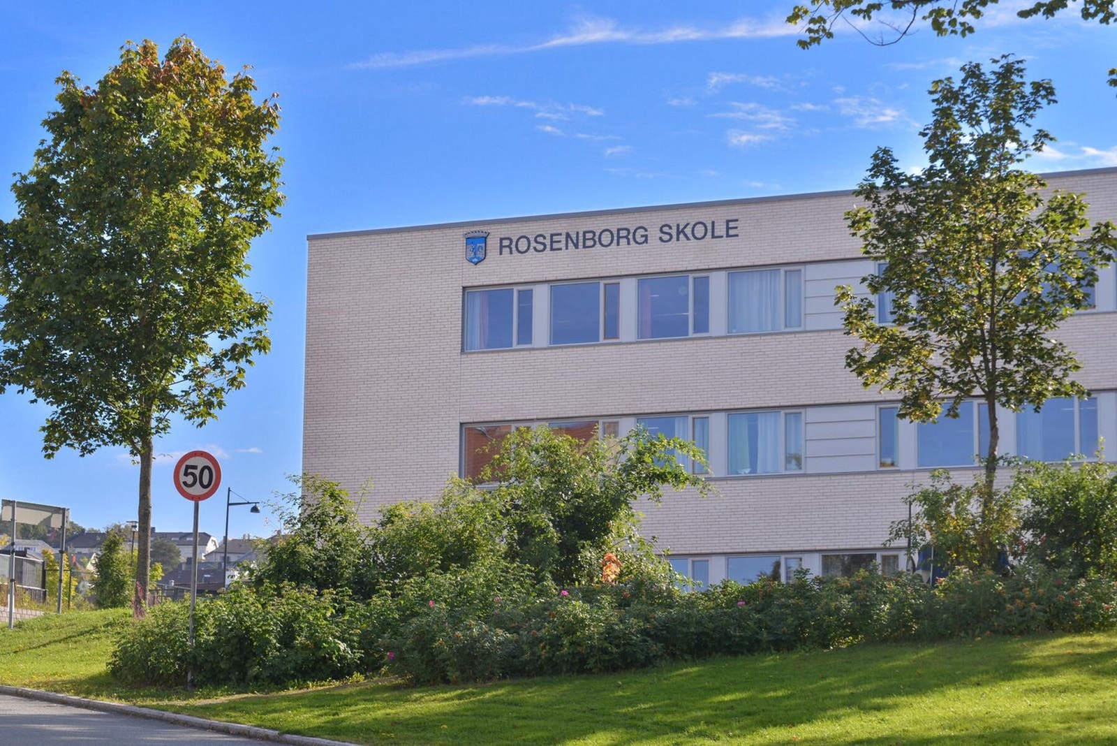 Boligen sokner til Singsaker barneskole og Rosenborg ungdomsskole. Begge skolene ligger i gangavstand fra boligen. Galleribilde