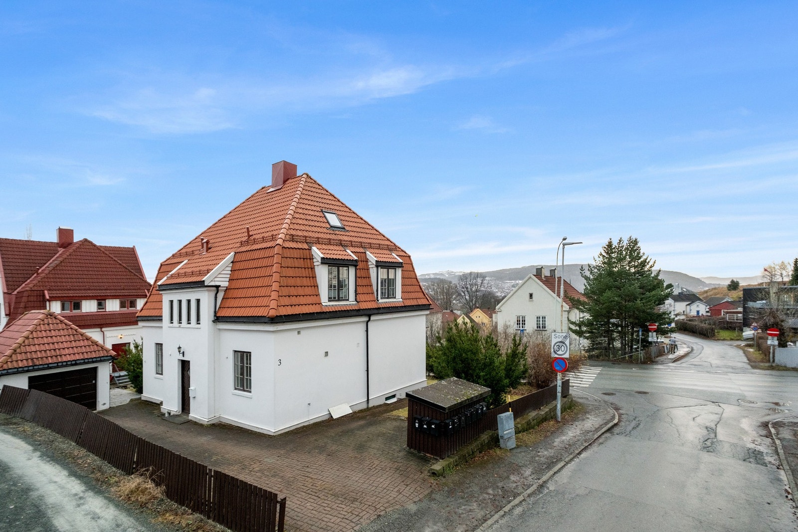 Bomiljø og naboskap preges av stor variasjon, og består hovedsakelig av familier med barn og ungdom i alle aldre. Galleribilde