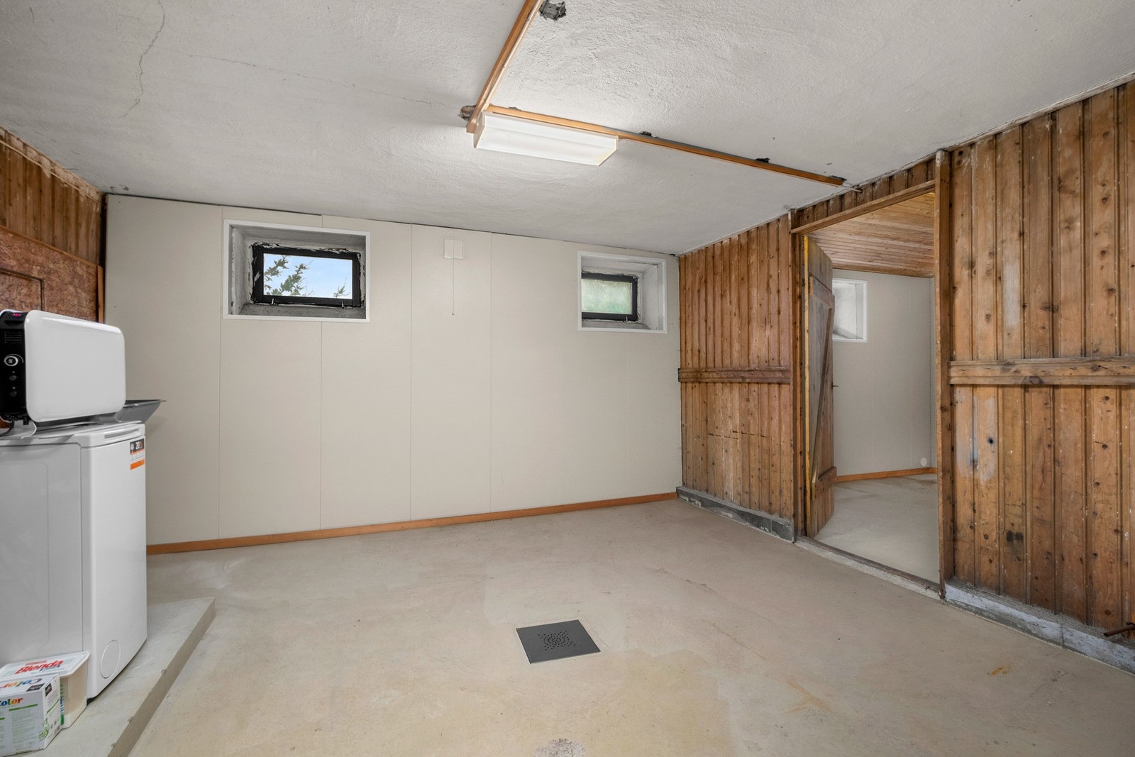 Stort og praktisk vaskerom i kjelleren. Galleribilde