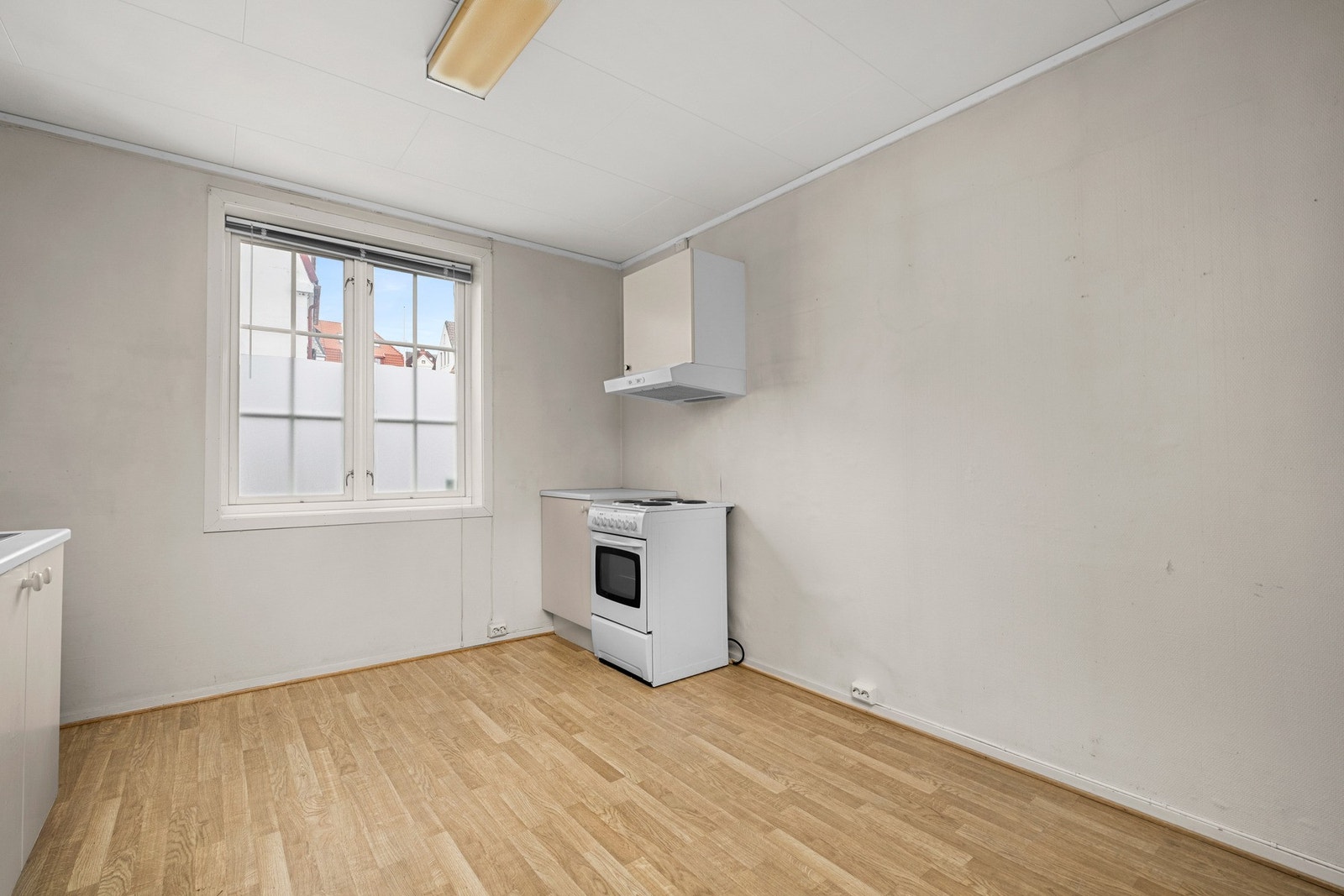 Romslig kjøkken på 12,5 kvm i 1. etasje. (2 kjøkken i denne etasjen) Galleribilde