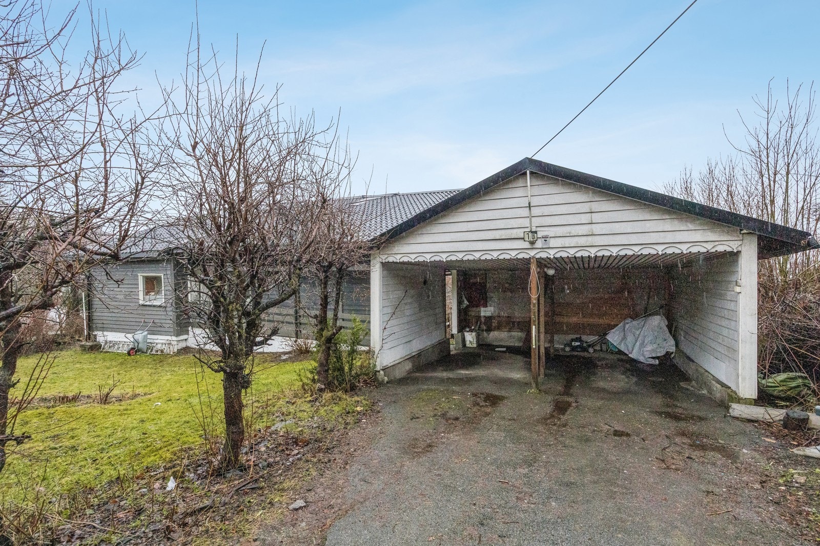 Carport med plass til 1 bil. Det er også biloppstillingsplasser i forkant. Galleribilde