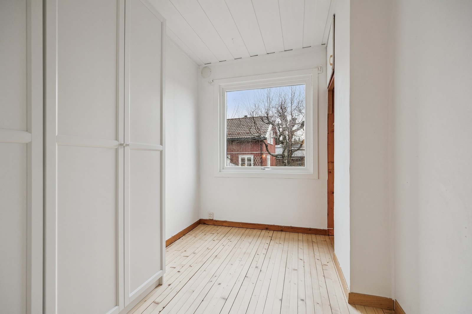 Soverom 2 med garderobeskap i 1 etg. Galleribilde