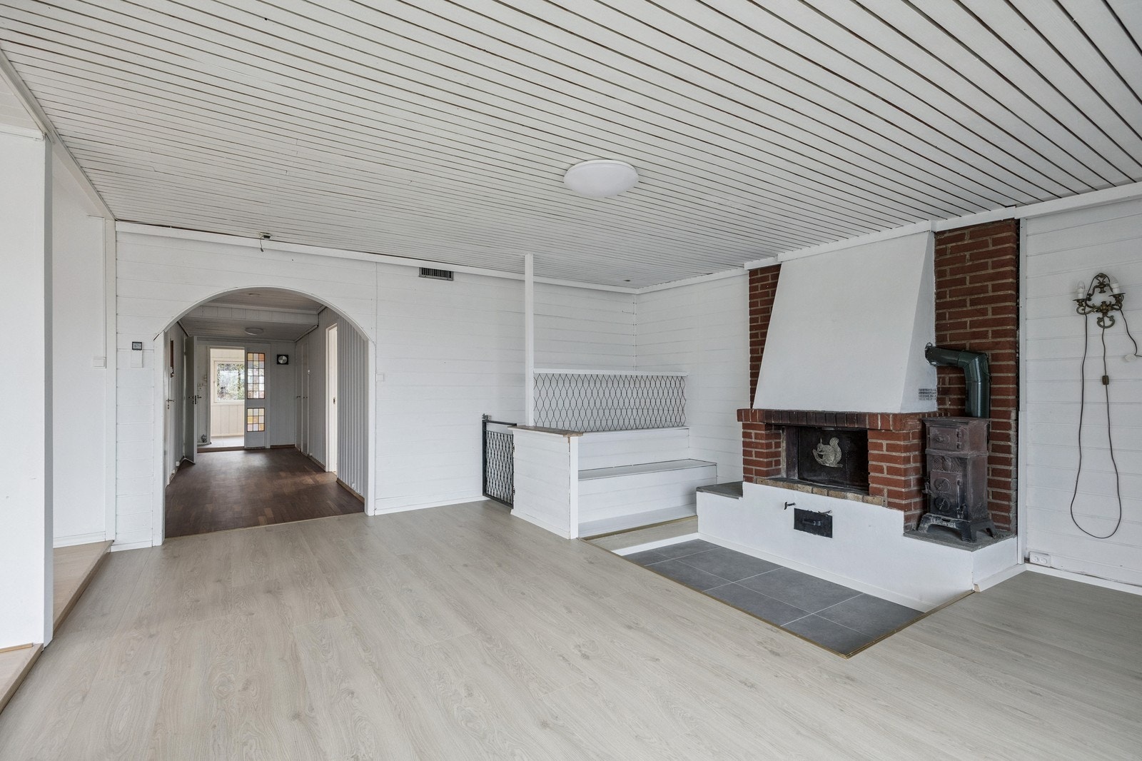 Peisstue med plass. Peisen kan desverre ikke brukes. Eier har brukt denne til stearinlys. Galleribilde