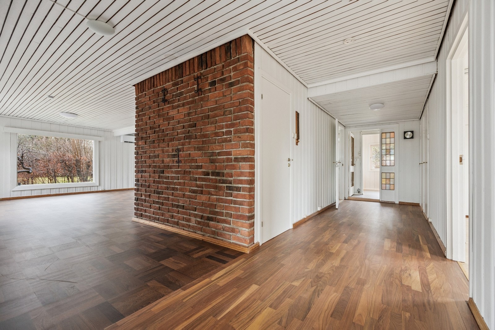 Gang i 1 etg. med flislagt del ved inngangsdøren. Galleribilde