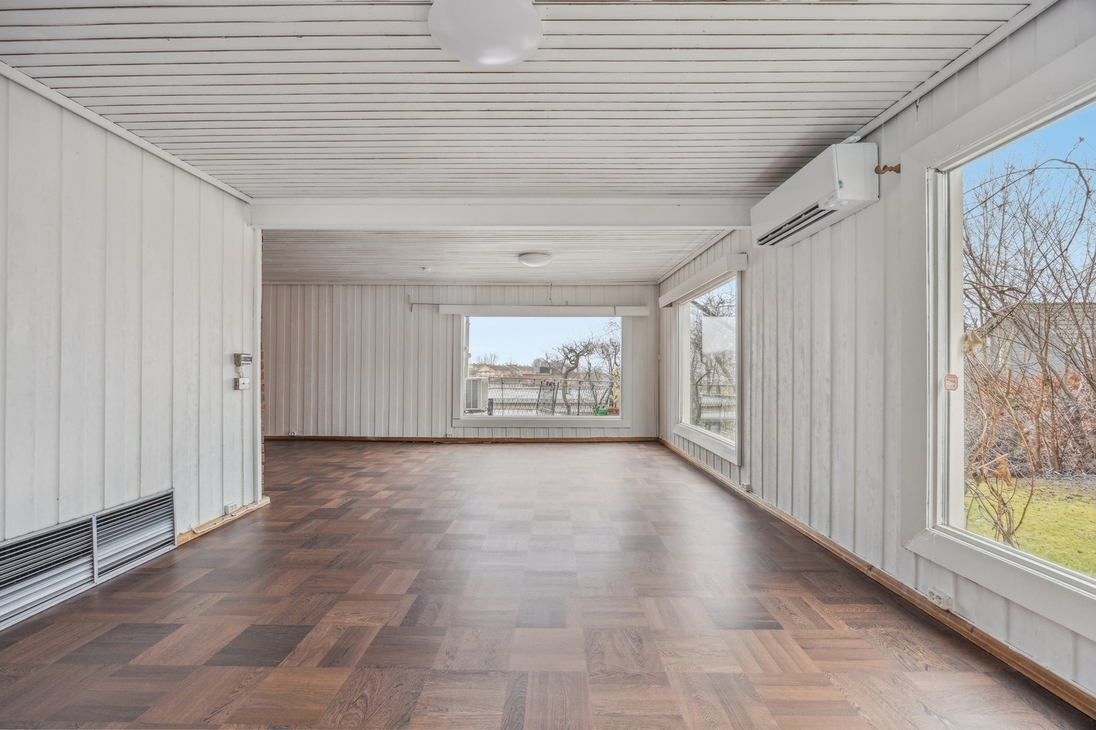 Stor stue med store vinduer mot hagen. Galleribilde