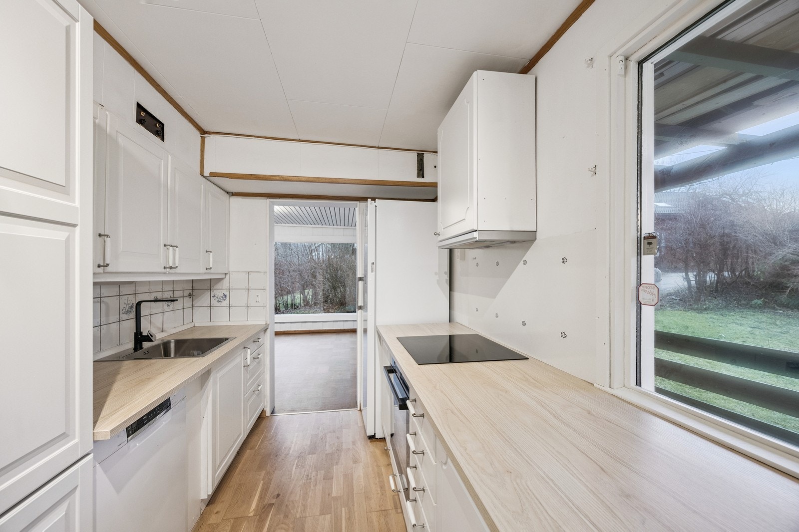 Kjøkken med nyere innredning. Her medfølger alle hvitevarer. Galleribilde