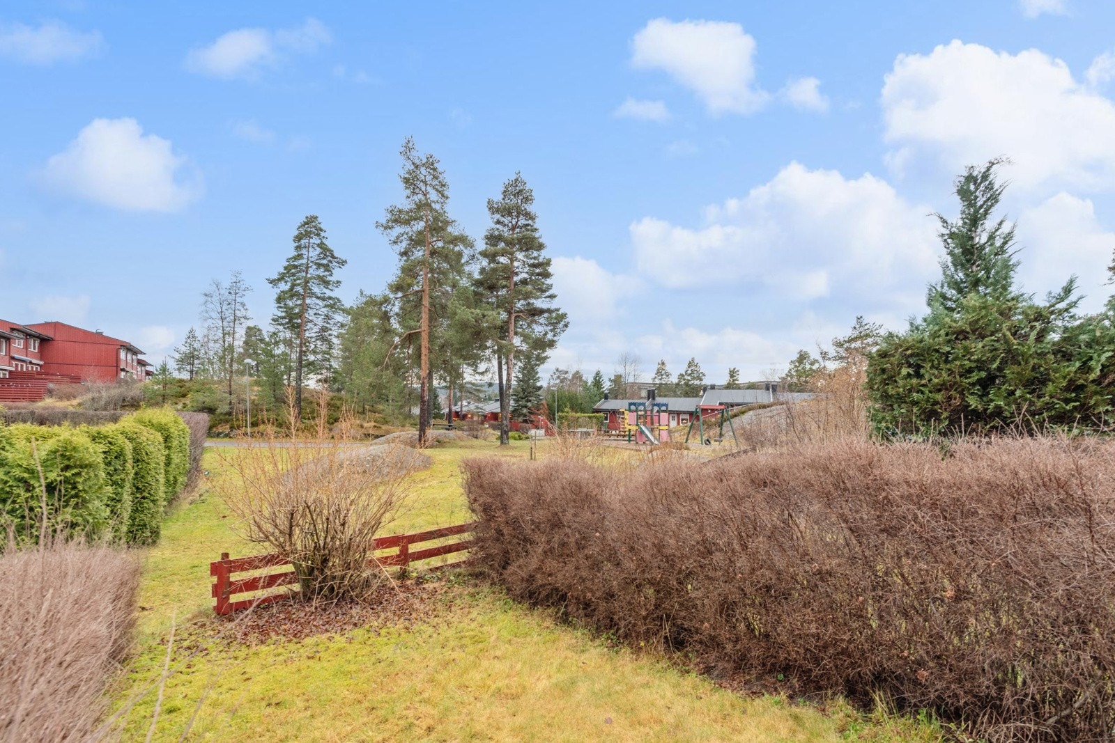 Hagen er delvis skjermet med hekk og delvis innegjerdet. Overgang fra hage til borettslagets flotte og pent belantede fellesområder. Galleribilde