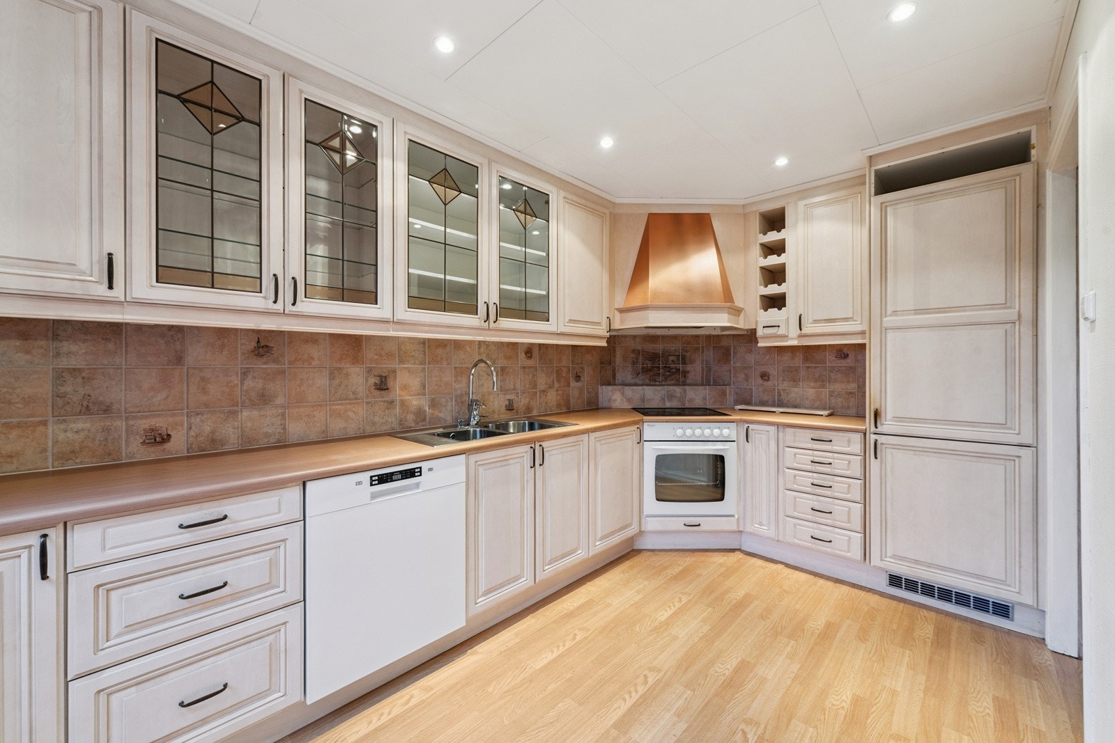 Eget og romslig kjøkkenrom. Innredningen er godt planlagt med mye skap-og benkeplass. Galleribilde