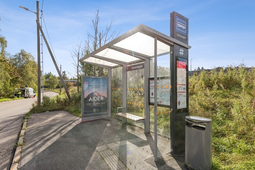 Bussholdeplass i Smiuveien, kun noen minutter fra huset. Galleribilde