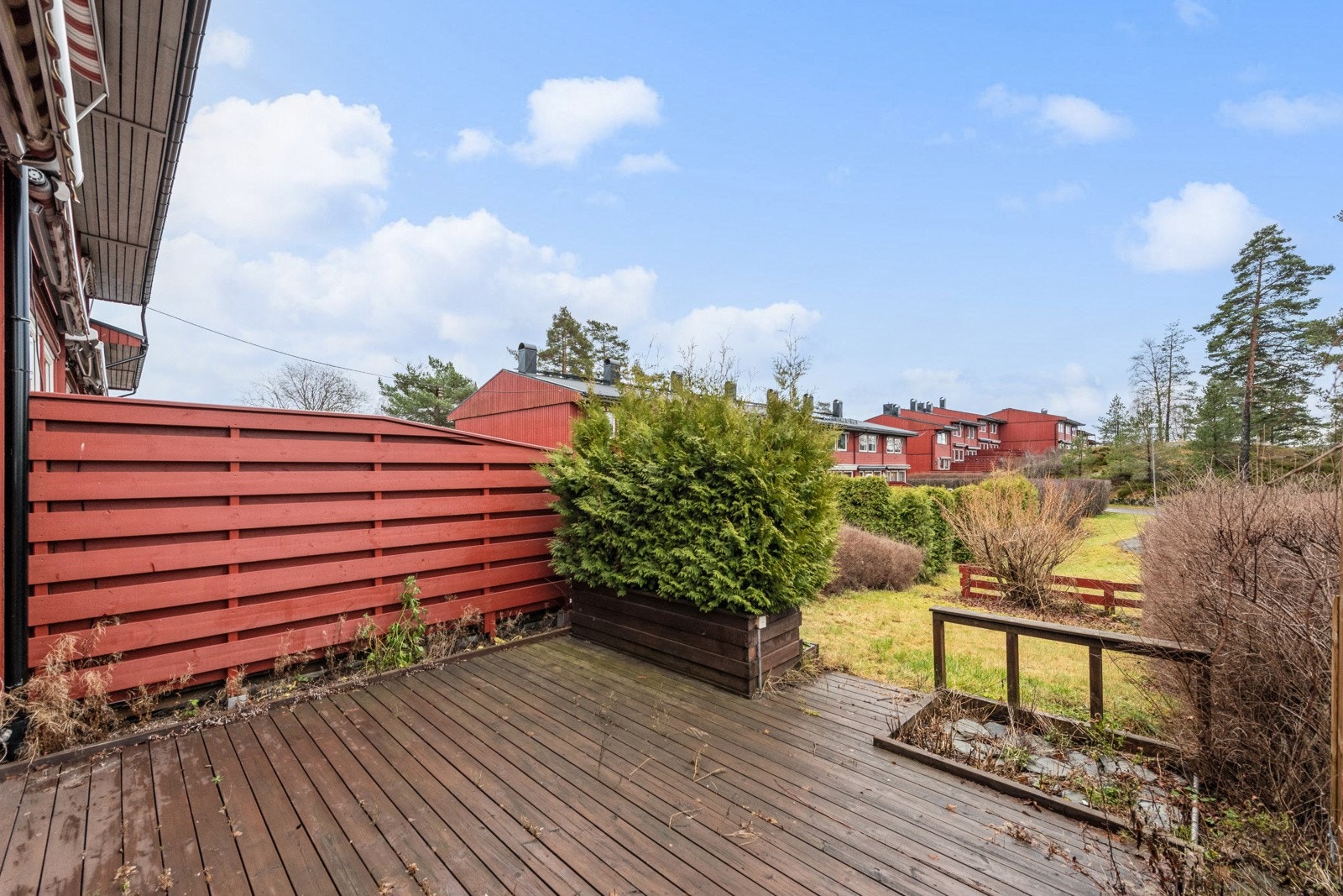 Terrassen er på ca 13 kvm. Skjermet med levegg mot nabo. Et fint utested til grilling og leketid på sommeren. Galleribilde