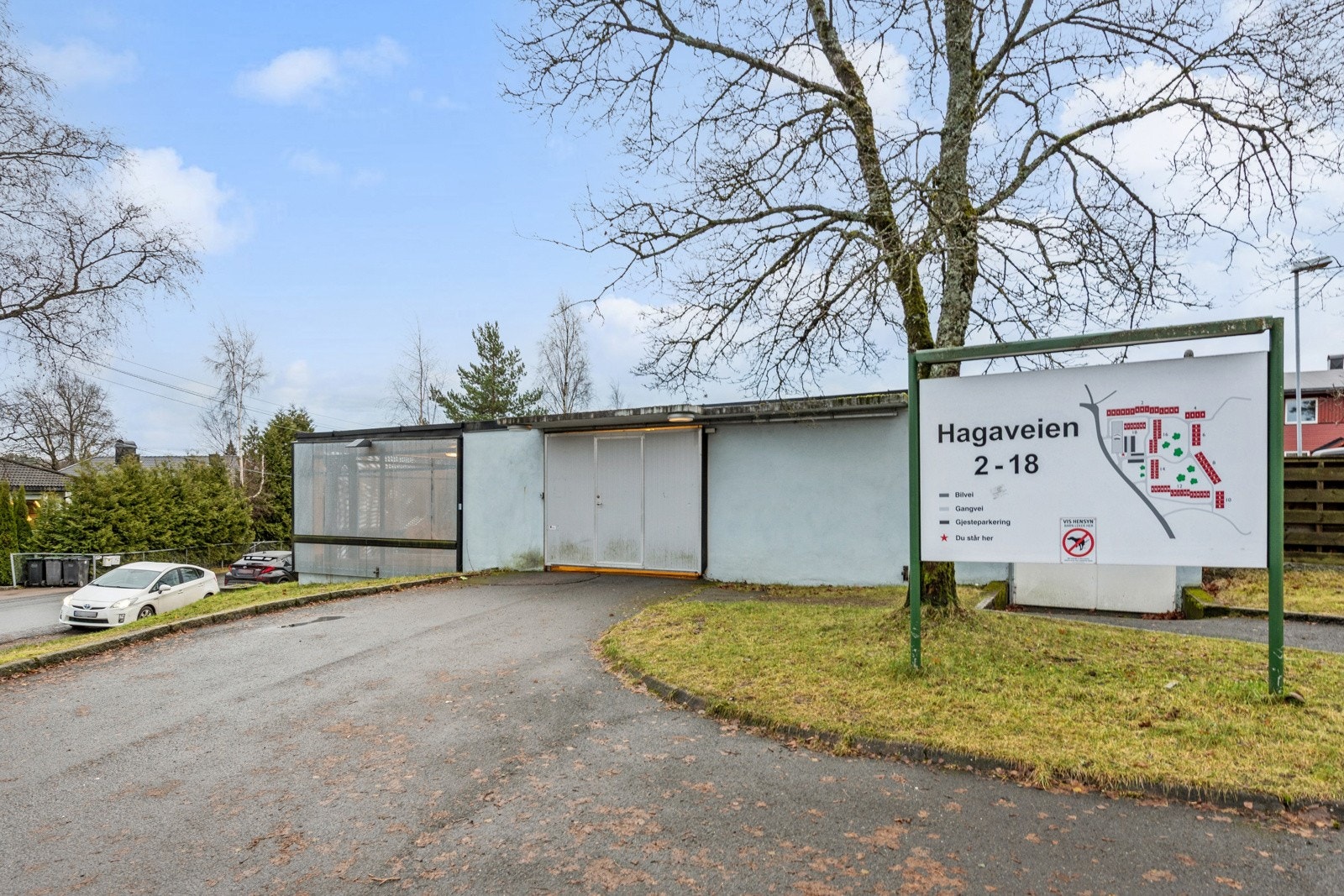 Det følger en garasjeplass i utvendig garasjehus med huset. Galleribilde