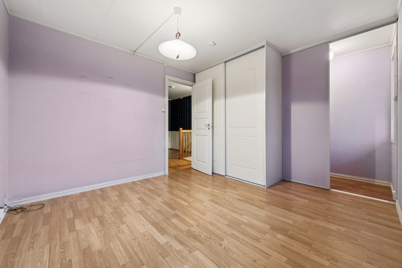 Hovedsoverommet er av god størrelse med god plass til garderobe og i tillegg eget walk-in rom. Galleribilde