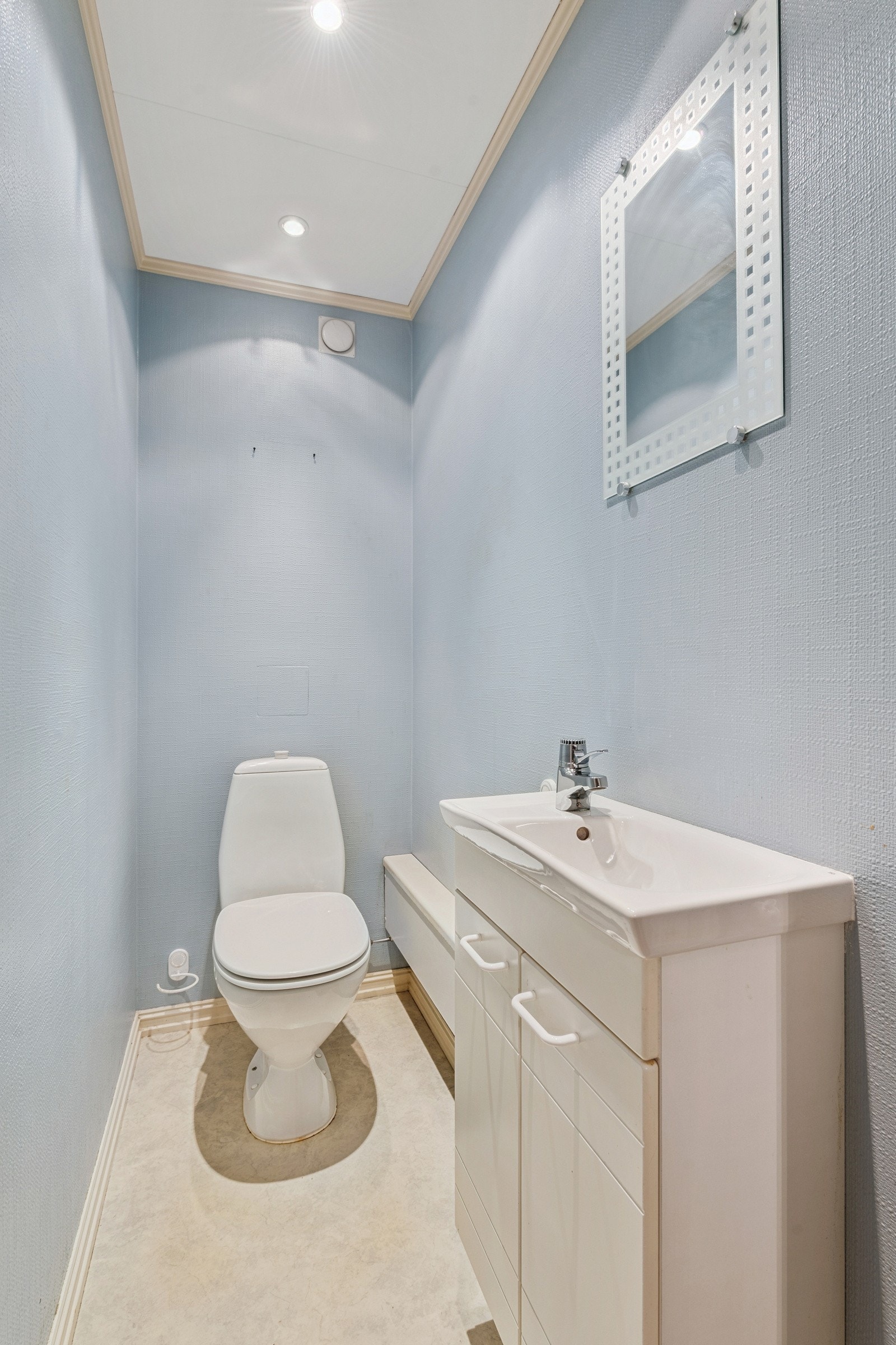 Praktisk for familier med adskilt toalett. Servant med innredning. Galleribilde