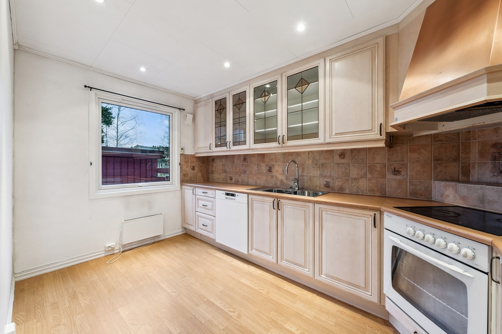 Integrert komfyr, oppvaskmaskin og kjøleskap. God plass til spisebord på kjøkken, perfekt for familier. Galleribilde