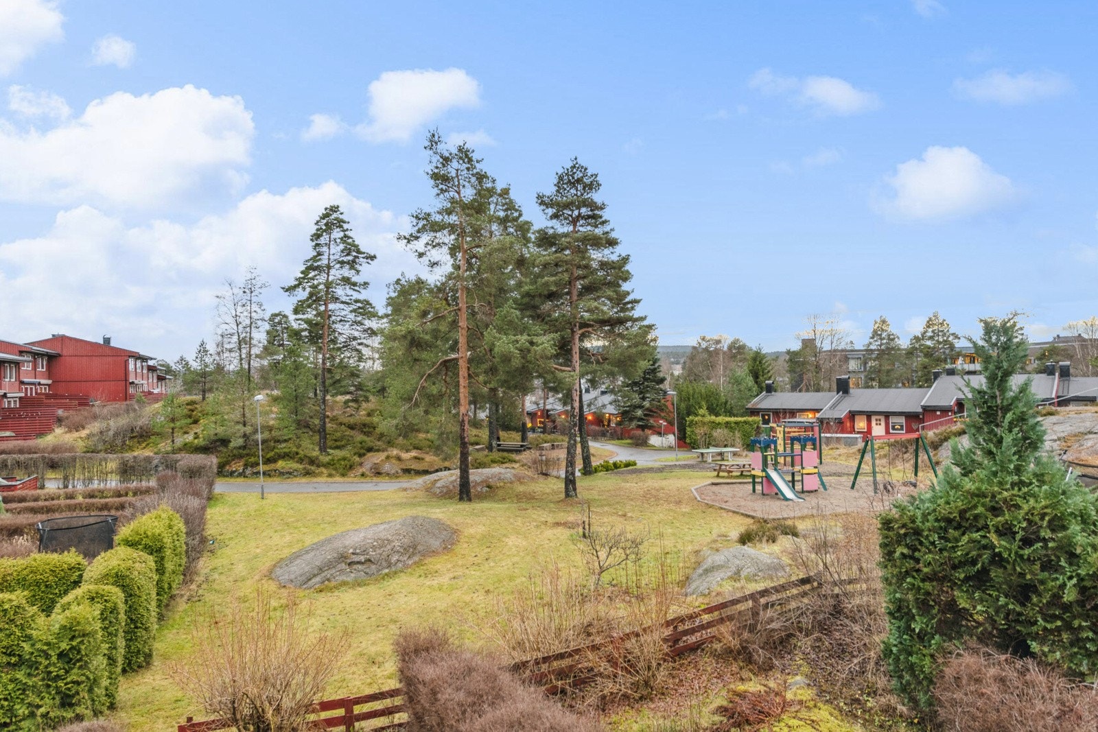 Utsikt fra barnerommene til egen hage og rolige fellesområder. Galleribilde