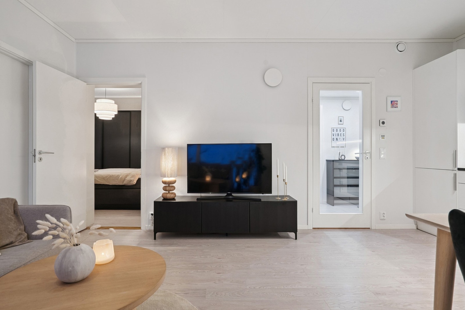 Rommet er enkelt å møblere etter eget ønsket og behov, med både plass til sofa og spisebord. Galleribilde