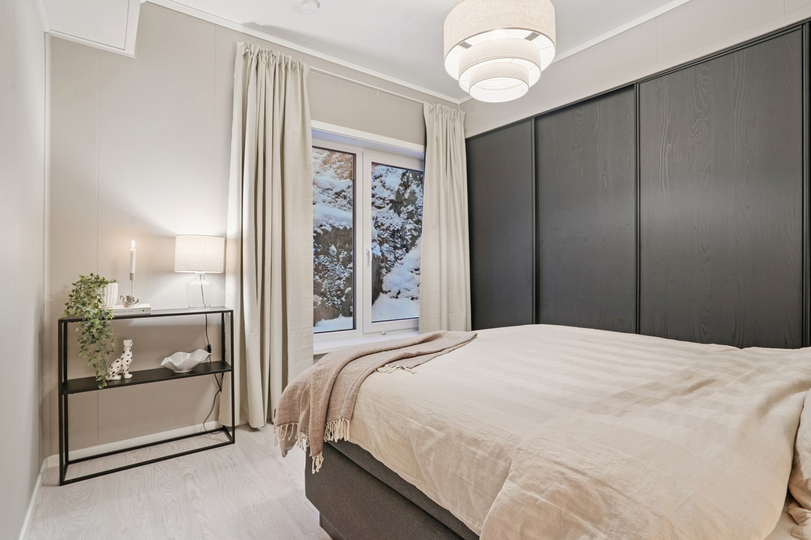 Hovedsoverom er av god størrelse med romslig skyvedørsgarderobe. Galleribilde