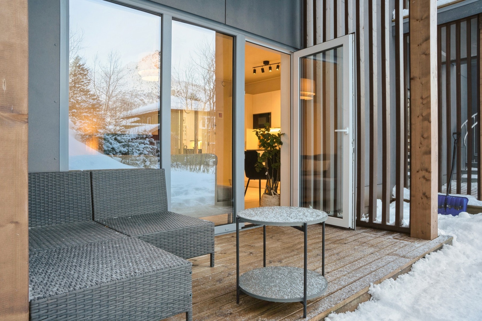 Leiligheten har egen skjermet terrasse på bakkeplan - ypperlig for å nyte varme sommerdager ute. Galleribilde