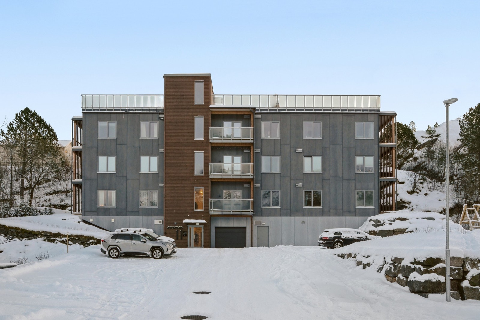 Sameiet ligger i et etablert boligområde med kort avstand til skoler, barnehager og alt Svolvær sentrum har å by på. Galleribilde