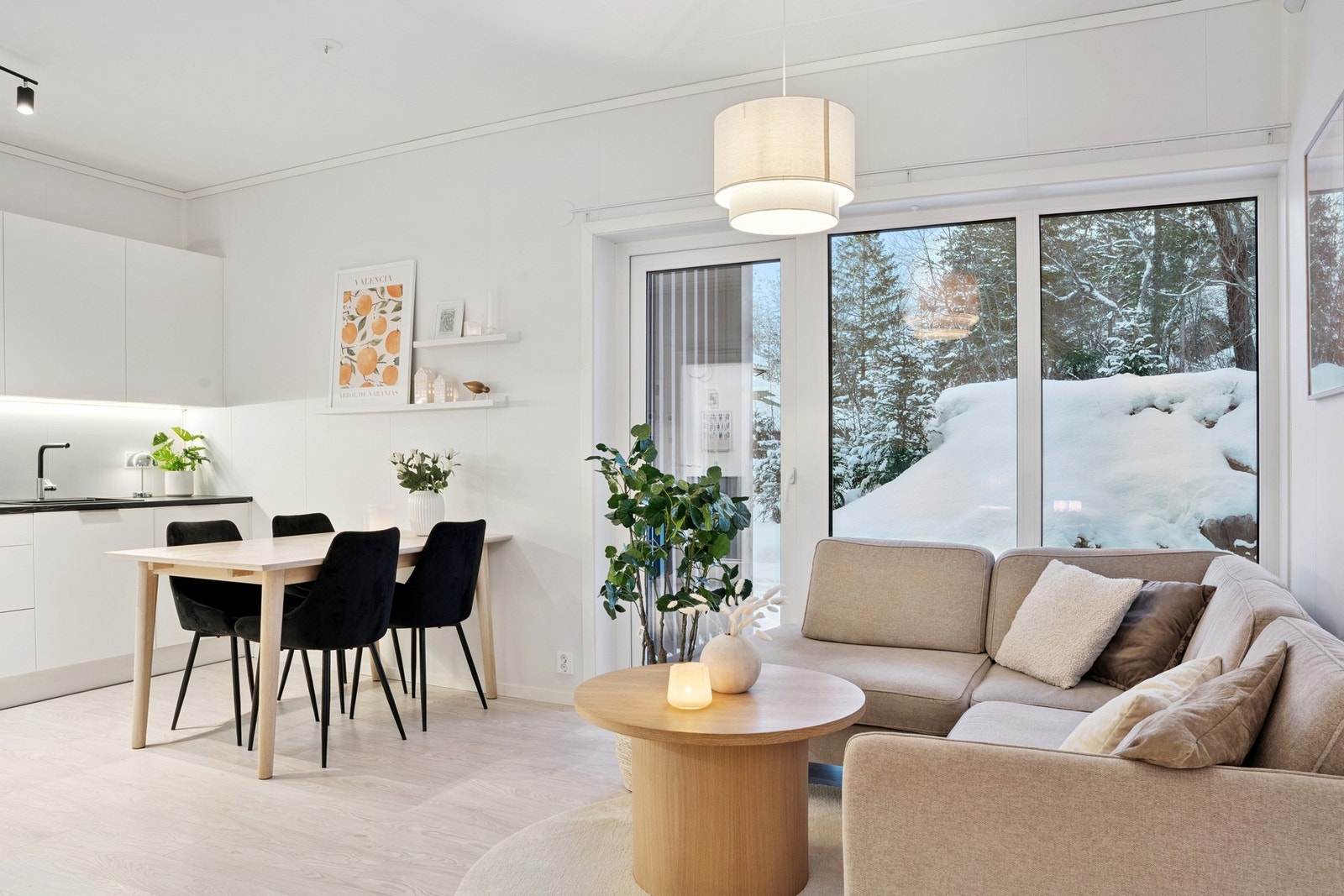 Like ved sofaen er det også utgang til terrasse. Galleribilde