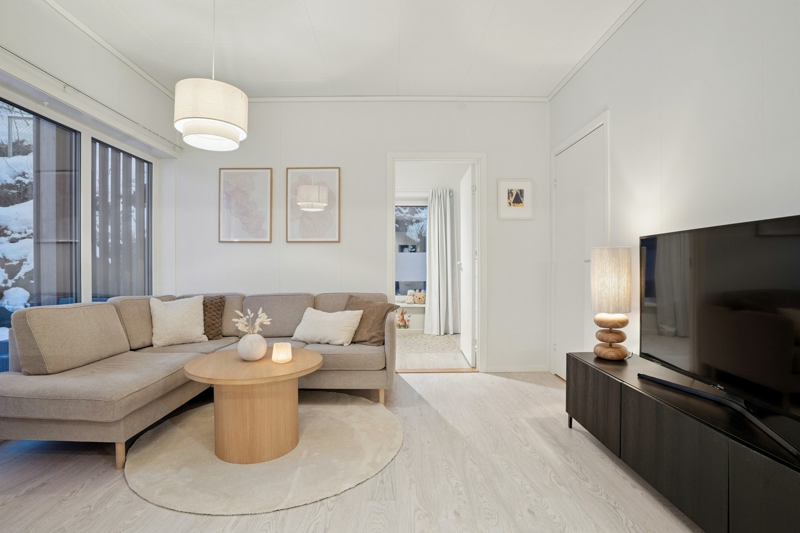 Det er vannbåren gulvvarme i alle rom, bortsett fra bad og vaskerom hvor det er elektriske varmekabler. Galleribilde