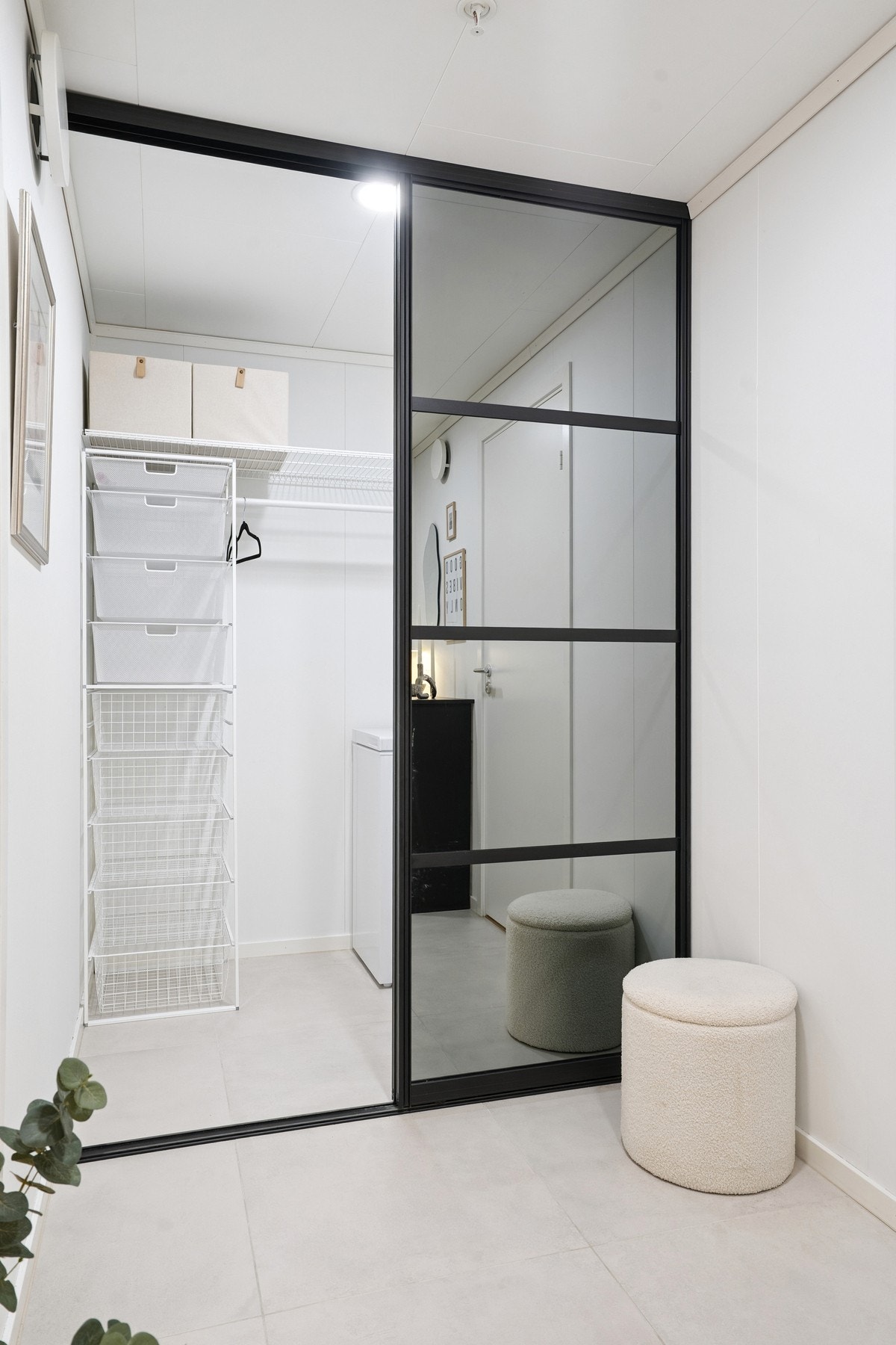 Flislagt entrè med praktisk skyvedørsgarderobe som gir ekstra innvendig lagringsplass. Galleribilde