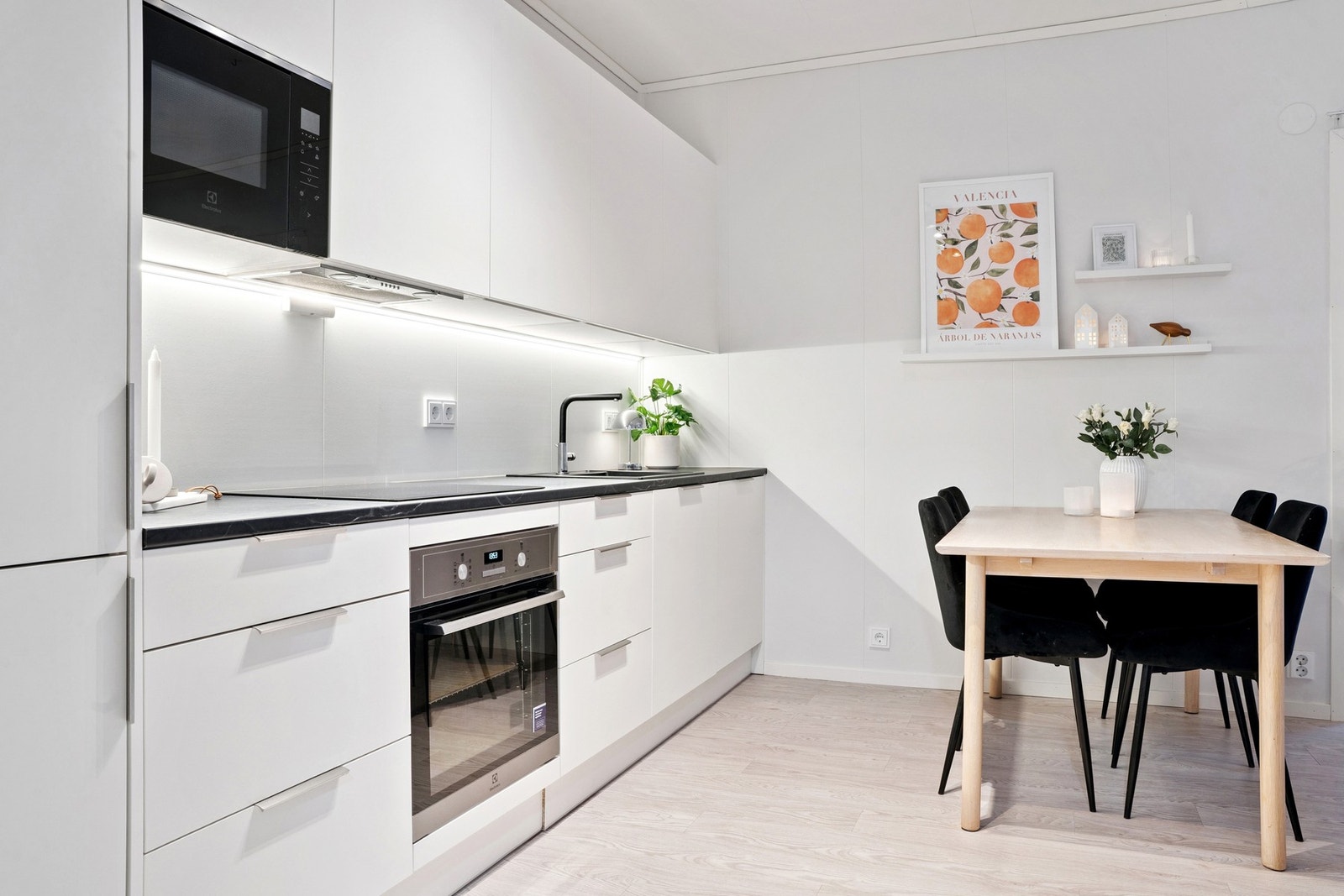 Tidløs og moderne kjøkkeninnredning med glatte fronter og laminat benkeplate. Galleribilde