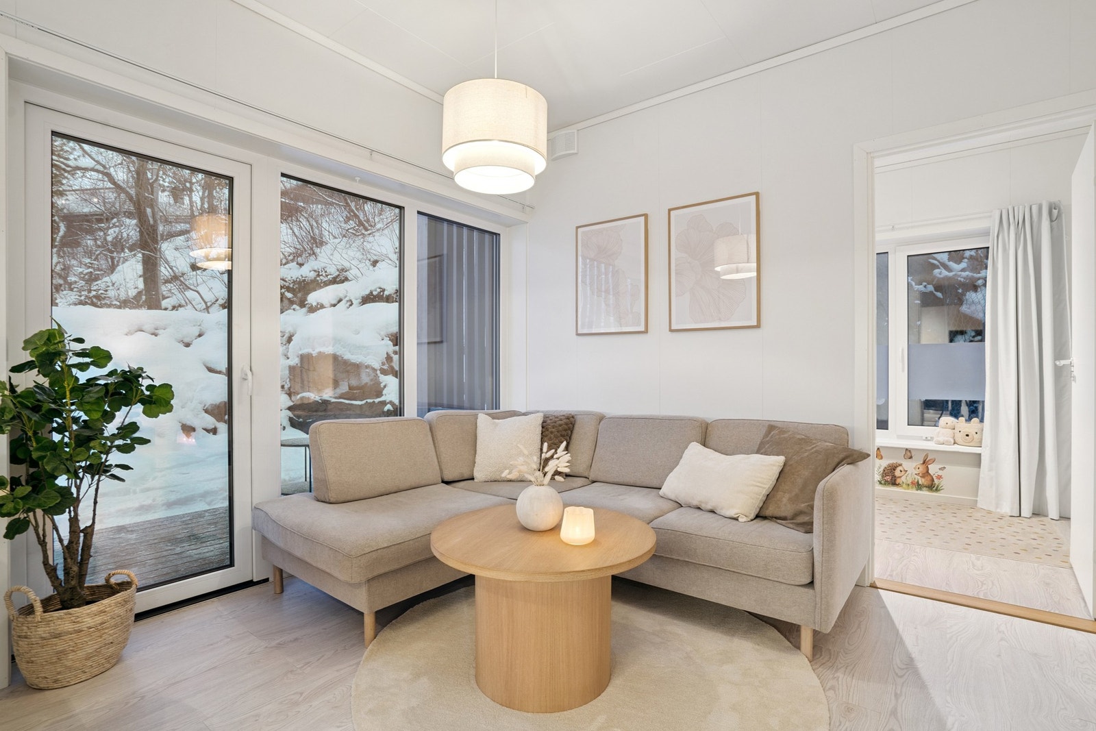 Den lyse utformingen i leiligheten gir en behagelig atmosfære. Galleribilde