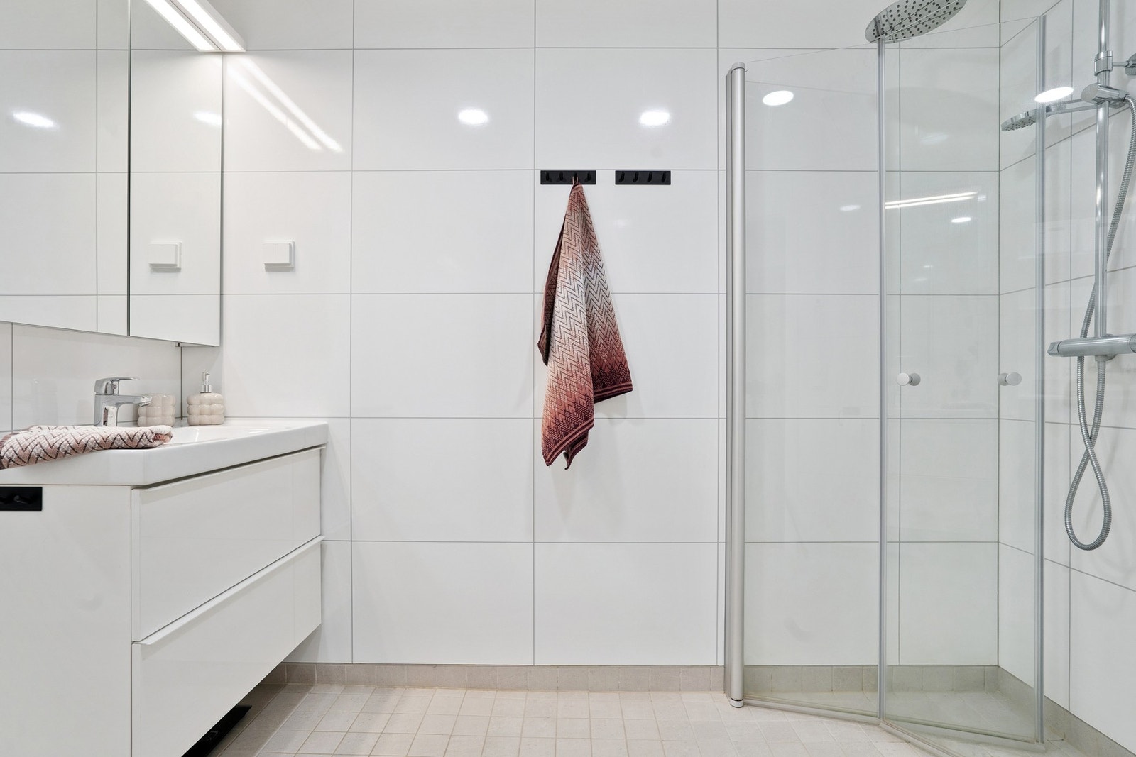 Nøytralt bad med fliser på gulvet og våtromsplater på vegger. Galleribilde