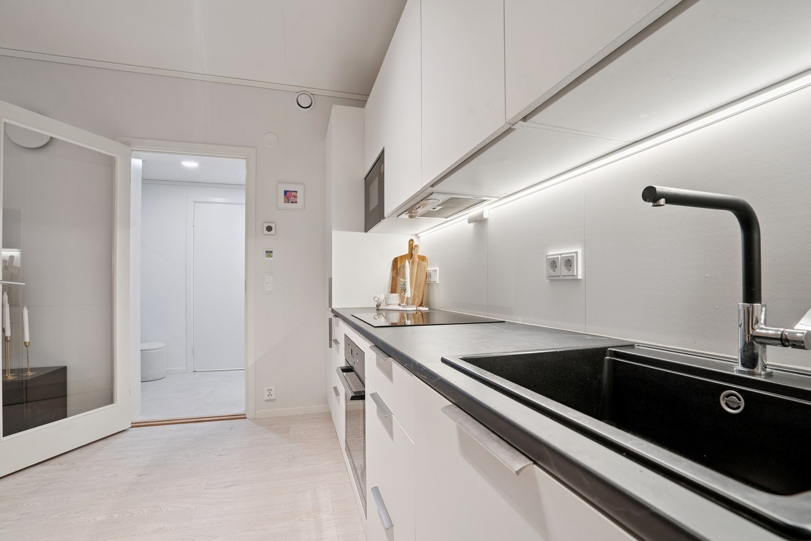 Kjøkkenet byr på godt med benk- og skapplass. Belysningen under overskapene gir godt med arbeidslys og en lun stemning. Galleribilde